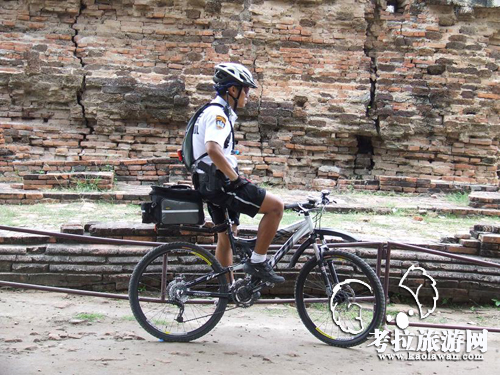 泰國騎自行車(chē)的警察